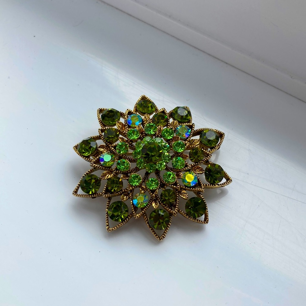 Vintage rhinestones brooch.